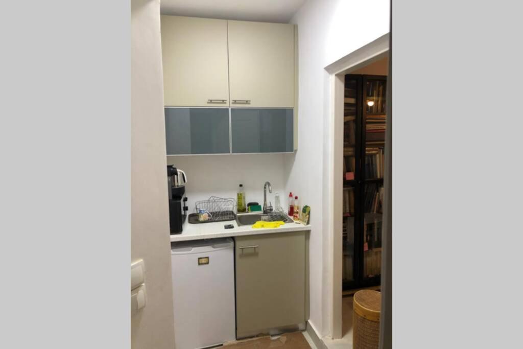 Exarcheia: Independent Ground Floor House. Apartment Athens Exterior photo