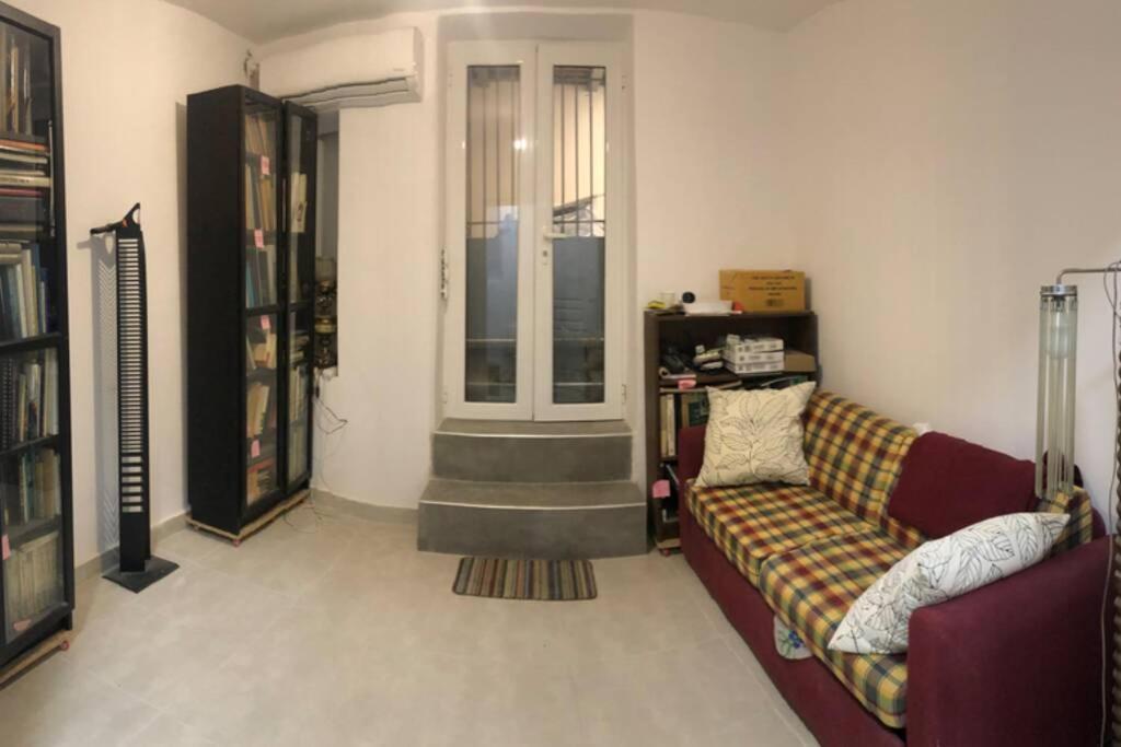 Exarcheia: Independent Ground Floor House. Apartment Athens Exterior photo